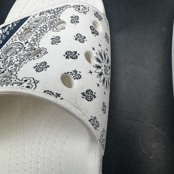 Crocs Classic Bandana Slide Paisley Slip On Sandals Men Size 10 Women’s Size 12 - Picture 6 of 14